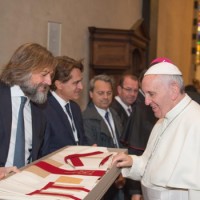 Gli imprenditori mostrano il loro dono a Francesco