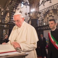 Il Santo Padre firma nella cappella della Sacra Cintola presente il sindaco Biffoni