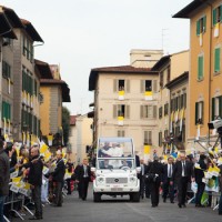 La papamobile arriva in piazza del Duomo