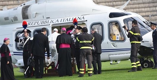 Papa Francesco risale sull'elicottero