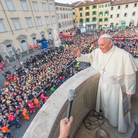 Papa Francesco saluta i pratesi dal pulpito