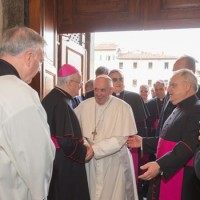 Papa Francesco saluta il vescovo emerito