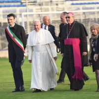 Papa Francesco si avvia alla papamobile sul Prato dello stadio