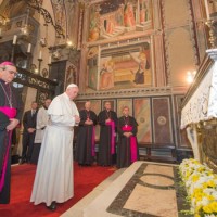 Papa e vescovo in raccoglimento nella cappella della Sacra Cintola