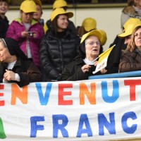 Suore e tanti bambini aspettano l'atterraggio dell'elicottero papale