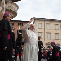 Un primo saluto alla gremita piazza del Duomo