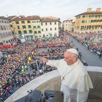 Uno scorcio di una gremita piazza del Duomo in festa per il Papa