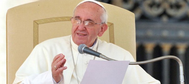 Papa Francesco legge e tiene un discorso