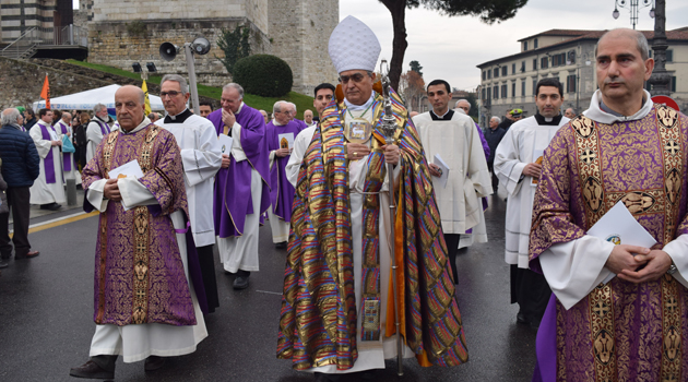 I primi passi della processione da Santa Maria delle Carceri alla Cattedrale