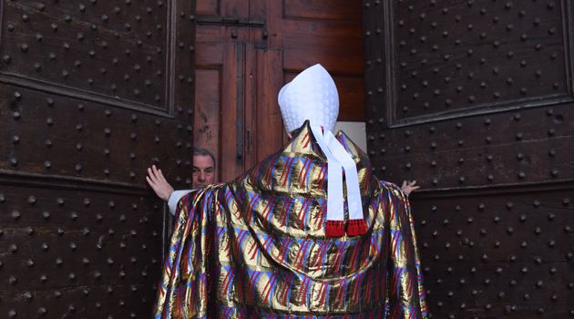 Il vescovo Agostinelli apre la Porta Santa
