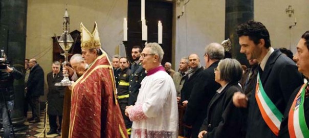 santo stefano 2015 vescovo con sasso di santo stefano e sindaco biffoni