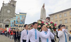 I cattolici cinesi d’Italia in preghiera davanti alla Sacra Cintola