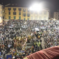 La folla radunata in piazza del Duomo