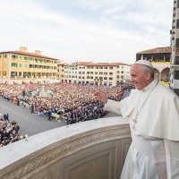 Francesco osserva e saluta i fedeli in piazza del Duomo
