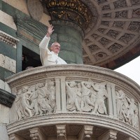 Francesco saluta dal pulpito di Donatello