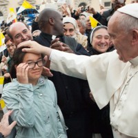 Il Papa saluta una bambina