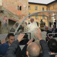La folla saluta il Papa al passaggio in piazza del Comune