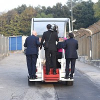 La papamobile si avvia verso il centro cittadino