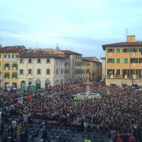 Mattina in piazza del Duomo gremita e vestita a festa