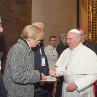 Papa Francesco e la direttrice della Caritas Idalia Venco