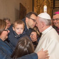 Papa Francesco e una famiglia pratese