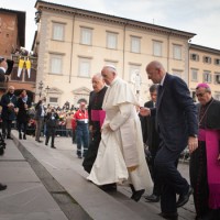 Papa Francesco fa il suo ingresso in Cattedrale