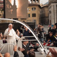 Papa Francesco ripassa da piazza delle Carceri