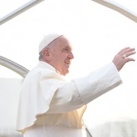 Papa Francesco saluta i pratesi