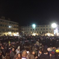 È notte ma piazza del Duomo già si riempie