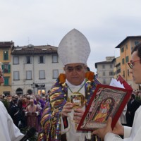 Il vescovo davanti alla porta della Cattedrale