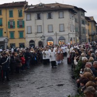 La processione arriva in piazza del Duomo
