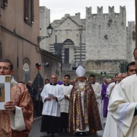 La processione fiancheggia la chiesa di San Francesco