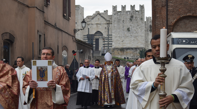 La processione fiancheggia la chiesa di San Francesco