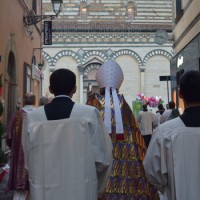 Monsignor Agostinelli conduce la processione verso il Duomo