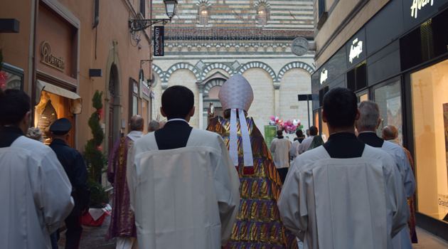 Monsignor Agostinelli conduce la processione verso il Duomo