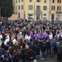 Processione e fedeli in piazza delle Carceri