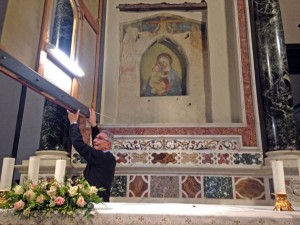 Il canonico Pelagatti mostra immagine della Madonna della Pietà