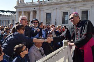 Il Vescovo Agostinelli saluta i pratesi