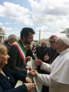Prefetto, sindaco e vescovo salutano Papa Francesco