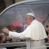 Francesco saluta le persone assiepate alle transenne