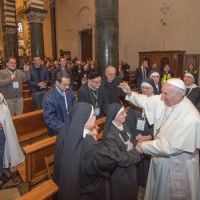 Francesco saluta un gruppo di suore in Duomo