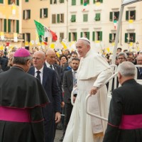 Francesco scende dalla papamobile