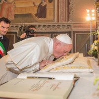 Il Papa bacia la reliquia mariana