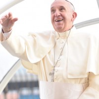 Il Papa saluta dall'auto