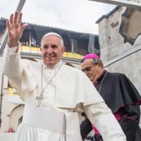 Il saluto all'arrivo all'ingresso della cattedrale