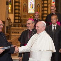 Il sottosegretario Giacomelli strappa una risata a Francesco