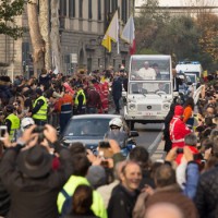 La papamobile dietro alla fontana del Bacchino