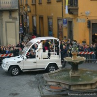 La papamobile dietro alla fontana del Bacchino
