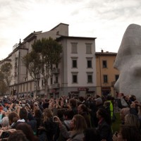 Occhi e smartphone puntati sulla papamobile