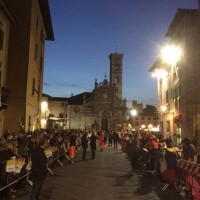 Tante persone in strada e in piazza in attesa del Santo Padre